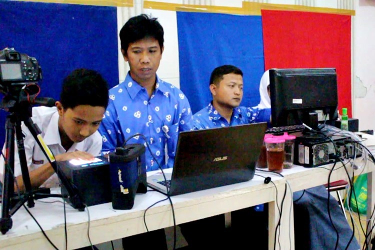 Warga Indonesia berumur 17 tahun wajib memiliki Kartu Tanda Penduduk elektronik atau KTP-el. Hal tersebut tertera dalam Undang-Undang No.23 Tahun 2007 yang berarti kepemilikan KTP-el wajib hukumnya bagi setiap warga negara Indonesia. Sementara Pemerintah Daerah juga wajib melakukan perekaman dan membantu proses pembuatan KTP-el kepada setiap warga saat mereka menginjak usia 17 tahun. Pemkot Surakarta selangkah lebih maju. Dinas Kependudukan dan Pencatatan Sipil Pemerintah Kota Surakarta tak menunggu warga berumur 17 tahun untuk melakukan perekaman KTP-el. Sejak 2012, Dinas Kependudukan dan Pencatatan Sipil Pemerintah Kota Surakarta melakukan terobosan jemput bola ke sekolah-sekolah. Disdukcapil Pemkot Surakarta melakukan perekaman KTP-el kepada ribuan siswa Sekolah Menengah Atas kelas X dan XI meskipun belum genap 17 tahun. Secara terjadwal Disdukcapil mendatangi sekolah-sekolah lengkap dengan membawa alat-alat rekam KTP-el. Hal tersebut dilakukan sebagai pendataan sedini mungkin sehingga warga tak perlu menunggu. Hal tersebut juga sesuai Nawacita Presiden bahwa Pemerintah harus berada di tengah-tengah masyarakat. Selain mempercepat pengumpulan data kependudukan, perekaman data sejak dini juga dapat mengubah pola berpikir siswa tentang pengurusan administrasi. Mindset bahwa pengurusan administrasi itu ribet, kini perlahan berubah karena Disdukcapil Pemkot Surakarta melakukan jemput bola langsung ke sekolah-sekolah mereka. Tahun 2012-2016 sudah ada sekitar 50.000 siswa SMA yang melakukan perekaman KTP-el di sekolah masing-masing. Para siswa tersebut akan menerima fisik KTP-el tepat di ulang tahun ke-17 mereka, layaknya sebuah kado sweet seventeen. Kado tersebut dikirim beserta ucapan ulang tahun dari Walikota Surakarta. Tahun 2016 ada sekitar 14.000 siswa yang mendapat kado tersebut.